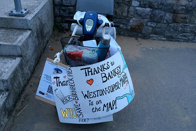 現地ではこんな自虐的なメッセージボードを発見。「バンクシーのおかげでウェストン・スーパー・メアが地図に載ったよ！」