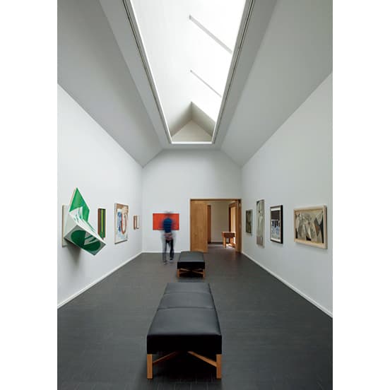 ケンブリッジ大学内の旧馬舎がギャラリーに。｜CAMBRIDGE