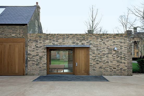 カレッジ正門を入った左手にあり、学寮を含めて改築。5月22日までブラウネス卿所蔵品展を開催中。週3日のみのオープン。