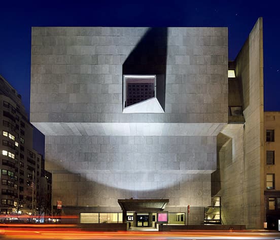 こけら落としはルネッサンス期から現代までの未完成作品だけを集めた『Unfinished』展。9月4日まで。