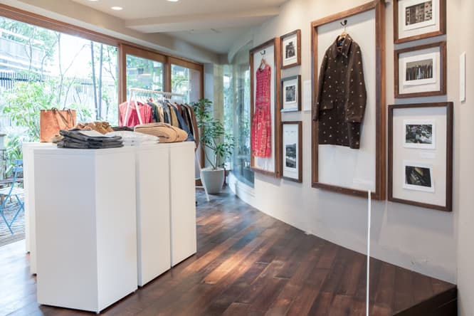 額装された〈visvim〉の金糸を刺し込んだコートと〈WMV〉 のバンダナに泥染め加工を施したドレス。