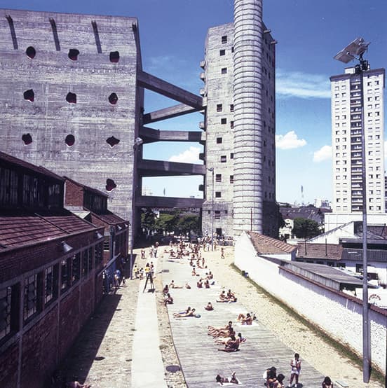 〈SESCポンペイア〉で日光浴をする人々。若者がサッカーなどをしていた工場跡をリナがスポーツセンターに改修、より親しまれる場となった。
photo_Romulo Fialdini