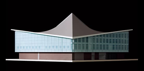 場所はホランドパークの南入口。上の模型でミュージアムを囲む四角い建物が、OMA設計の高級マンション。住宅側のファサードは小さなブルーのドットをプリントしたガラスだが、公園側は透けたガラスで景観を望むことができる。