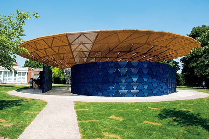 鮮やかな色彩と木組みの文様がアフリカを思わせる。壁や屋根の合間から入る光が陰影を醸し出す。