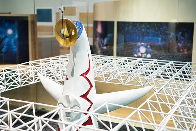 1970年の大阪万博「お祭り広場」の大屋根から顔を出す《太陽の塔》の模型。