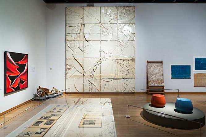 奥の白い陶板が〈旧東京都庁舎〉陶板レリーフのレプリカ。タイル状に分割されている。

