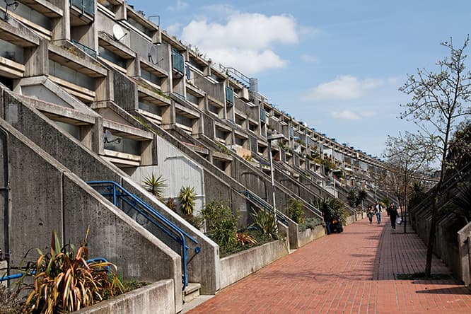 1978年に完成した低層型区営住宅〈アレキサンドラ・ロード・エステート〉。建設の長期化や予算オーバーなどを責任転嫁され、これを最後にブラウンの作品は国内にない。住民や関係者のキャンペーンにより、ようやく名誉挽回の受賞となった。