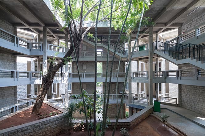 インド経営大学院バンガロール校ホステルの中庭。植栽を吹き抜けで生かしている。
»Indian Institute of Management« (IIM), Bangalore, 1977-92 (c) Iwan Baan 2018