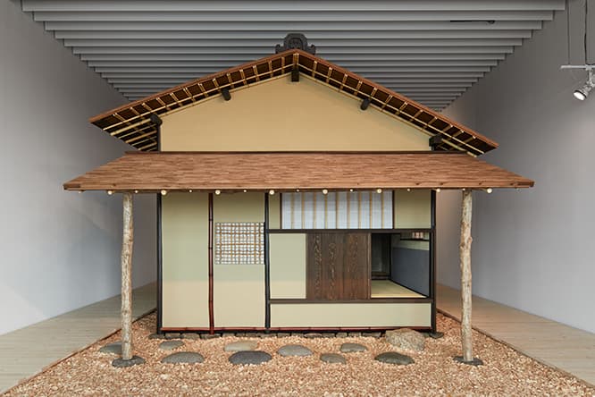 国宝〈待庵〉（伝 千利休　1581年頃）原寸大再現。大きな窓に面した展示室にある。ここから見下ろす東京の街並や夜景もまた一興。