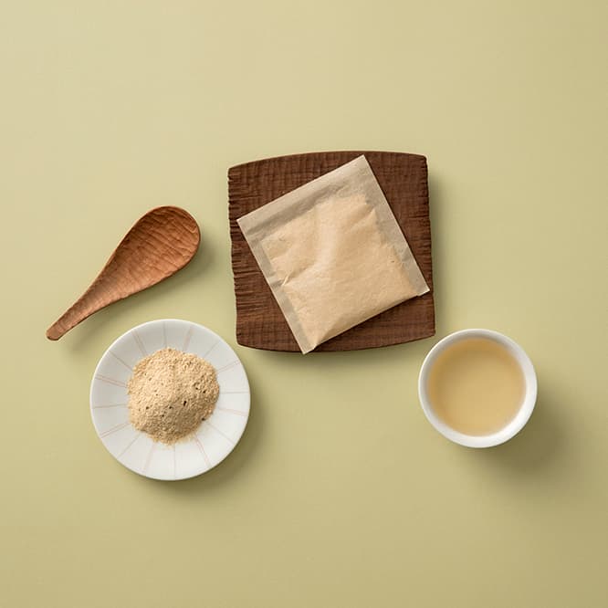 エビパウダー、昆布、粉末醤油、食塩、なたね油などをブレンド。化学調味料、保存料無添加。ほかに、和風だしもある。