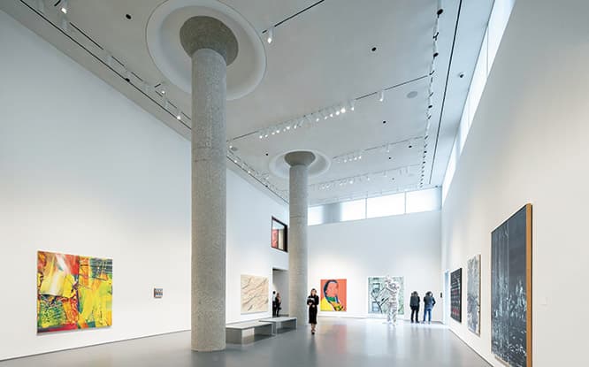 元は2階に分かれていたが中間の床を取り払い、高さ6mの巨大展示室に。前からあった柱も全容を現し、上質な存在感を放つ。