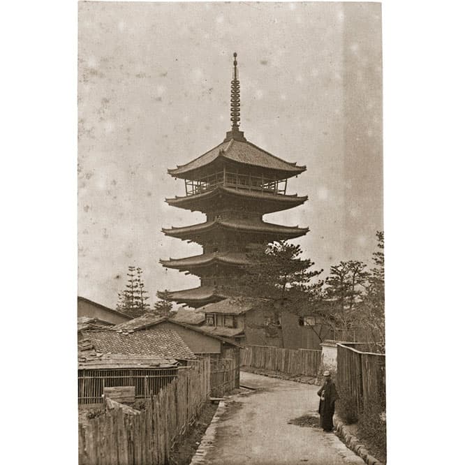東京・八坂の塔。　© Adolphe de Meyer