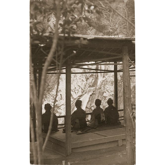 神戸・布引の滝。　© Adolphe de Meyer
