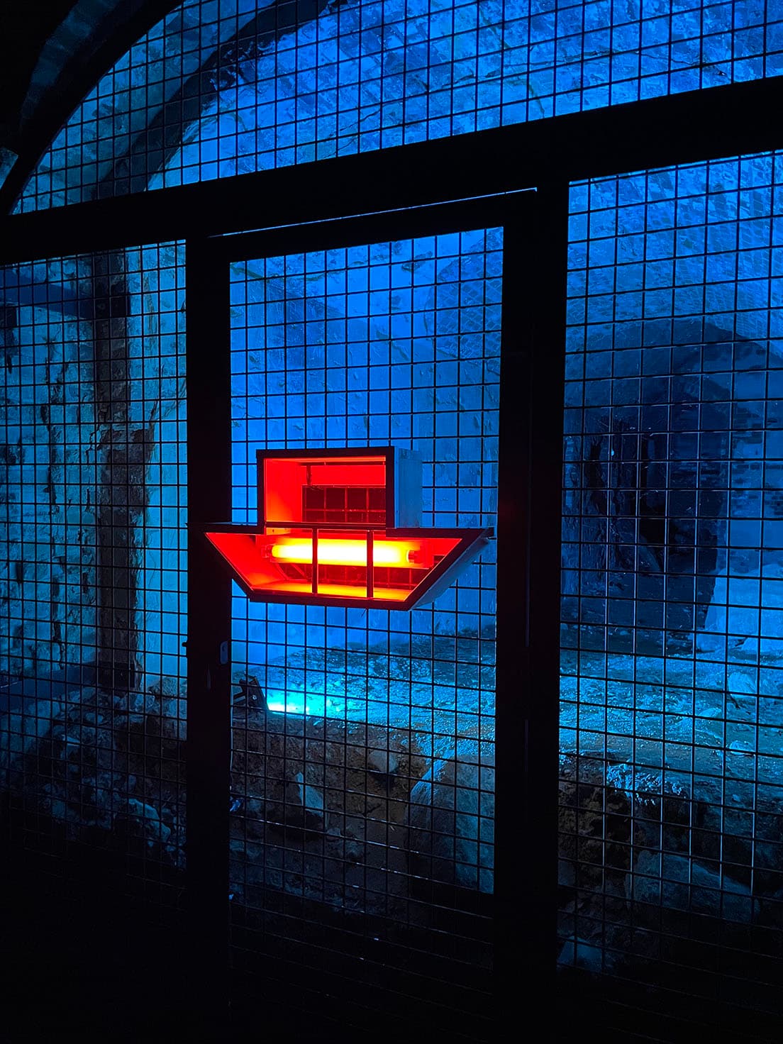 中﨑透《Red bricks in the landscape》。猿島を訪れた船のようなネオンの作品。