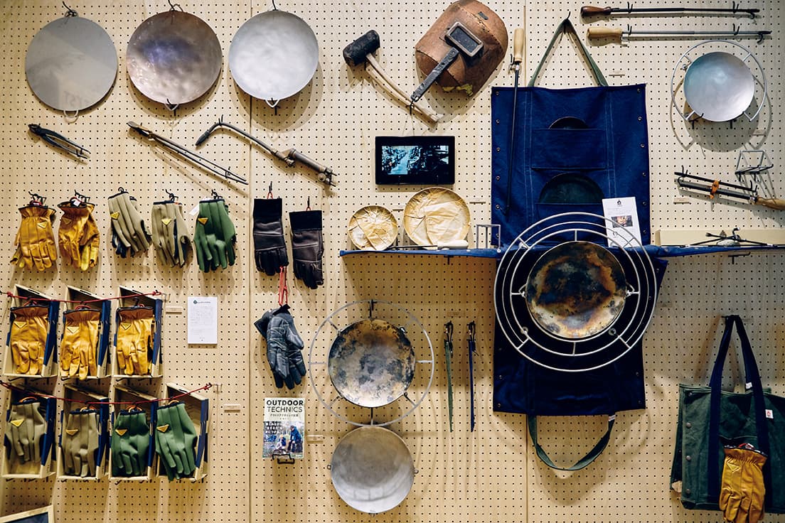 焚き火台の製作過程を知る「TAKIBISM」のコーナー。