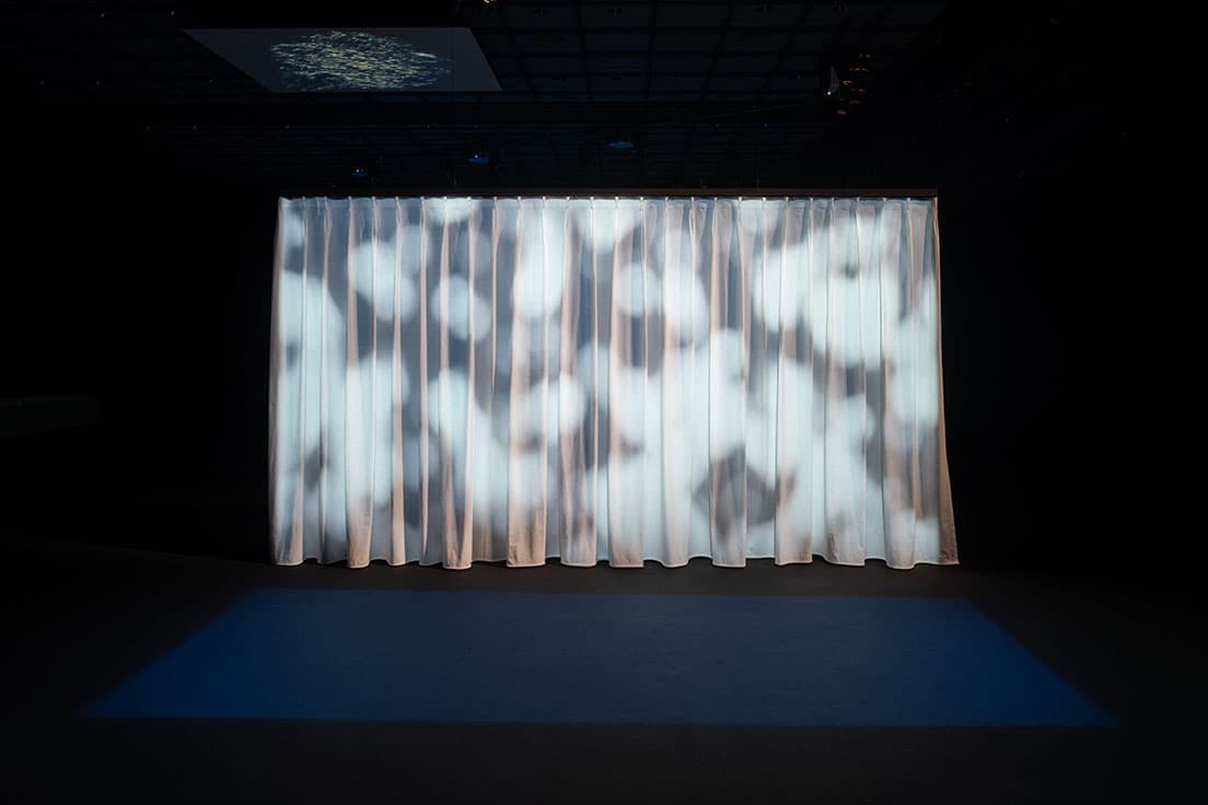 《Dance》（2021年）。会場に入ると最初に目に入る作品。カーテンに木漏れ日が揺れる。