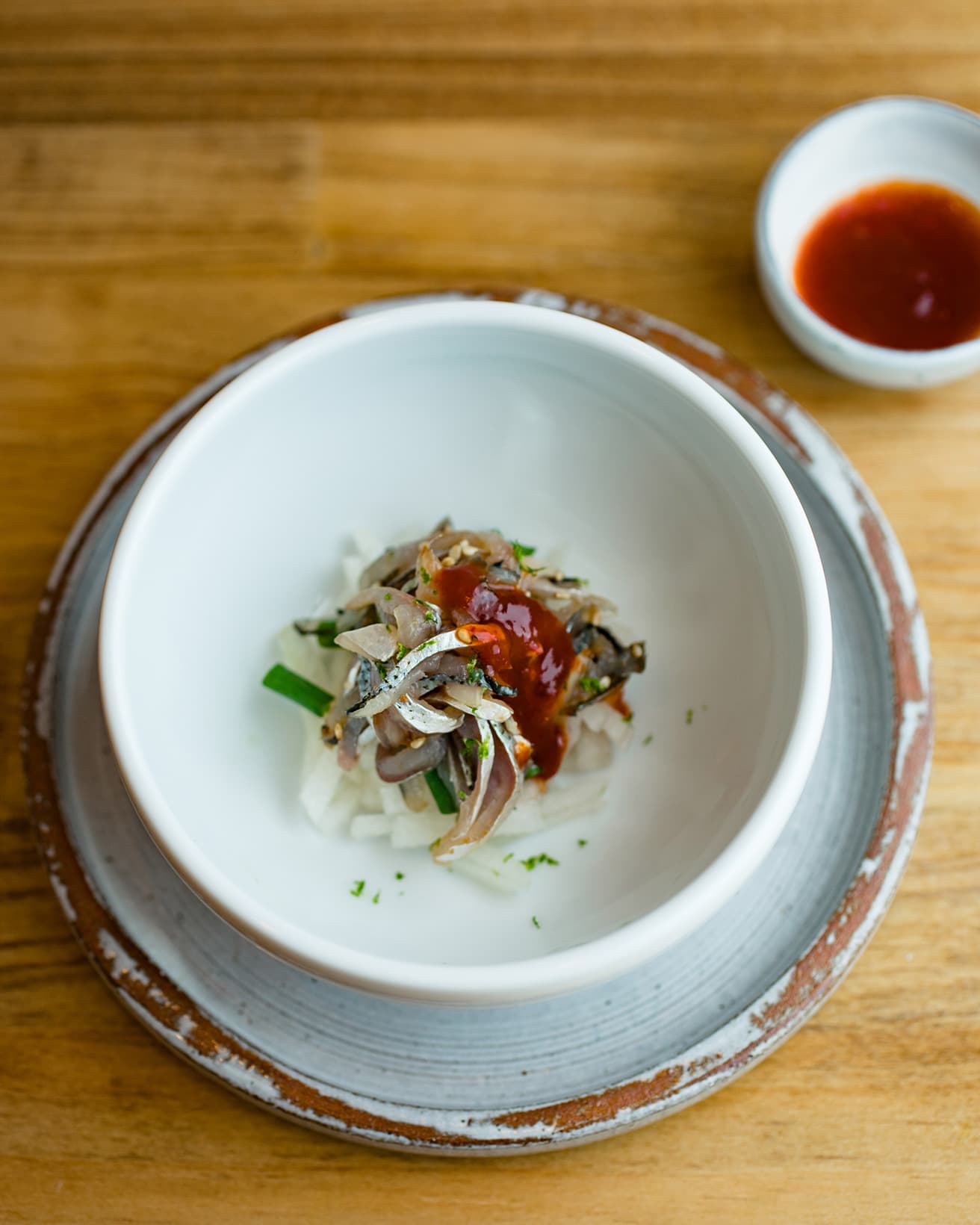 料理はすべて10,000円のコースより。前菜「秋コハダ、梨、自家製コチュジャン、韓国味噌」。韓国ではコハダを生で食べるが、日本の細造りのように身を引き、繊細な一品に。