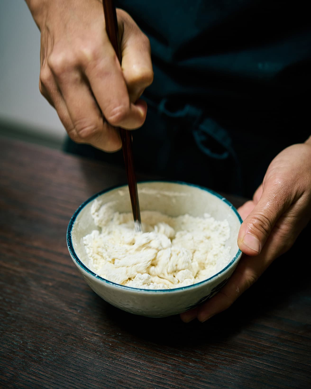 小麦粉と水をお箸1本で練る。
