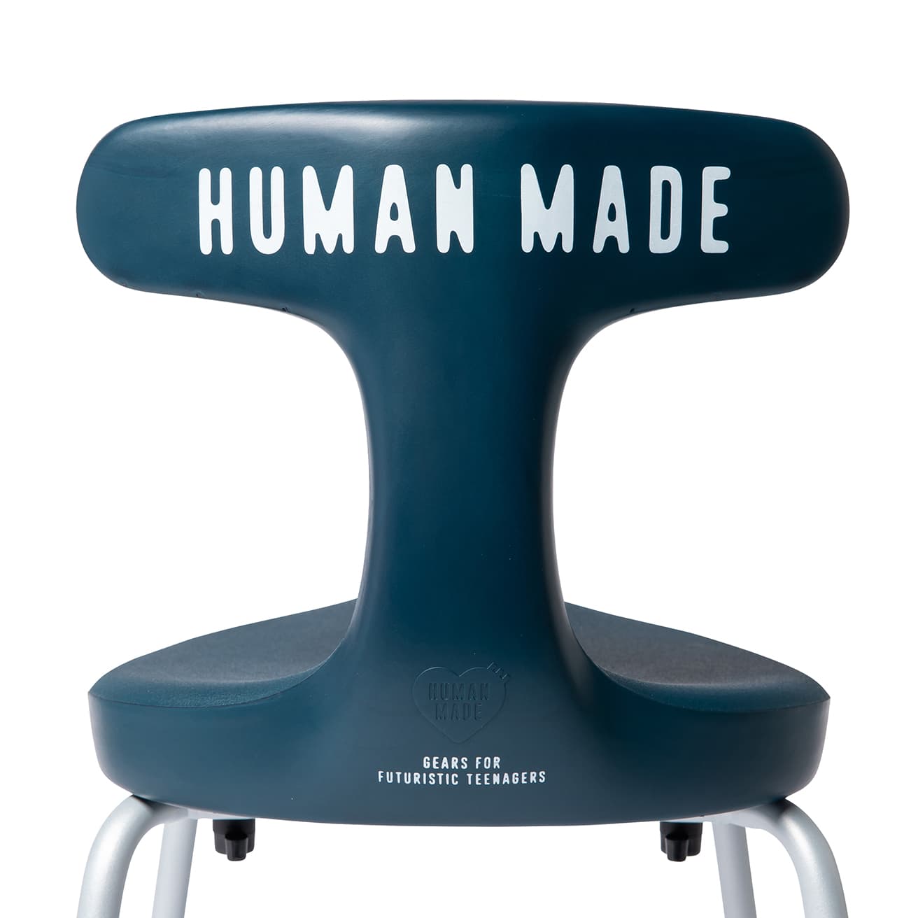 背面には〈HUMAN MADE〉のブランドネーム、メッセージプリント、エンボスのハートロゴマークが。