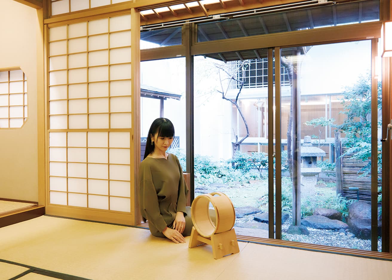 樹齢300年超えの天然木で作った江戸結桶の金魚鉢。作り手は東京・深川で明治20年に開業した〈桶栄〉。美しく造りのよい桶は、当時の深川花柳界でも評判だった。「板の継ぎ目がわからないほどきれい」とかしゆか店主。