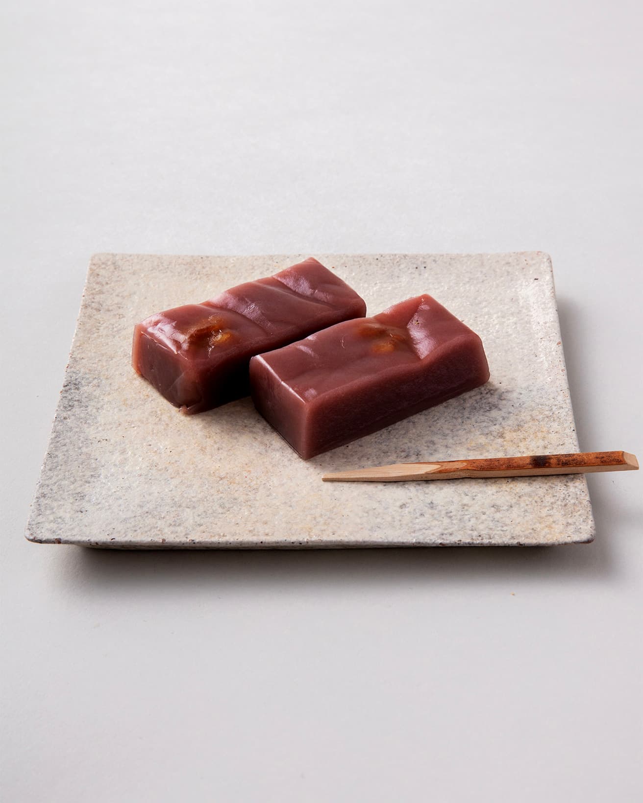 保存料不使用の生菓子。賞味期限は製造から7日。レトロなパッケージデザインも人気。