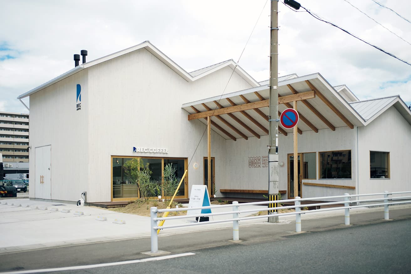 切妻屋根が特徴的な建物は、増築にも対応。