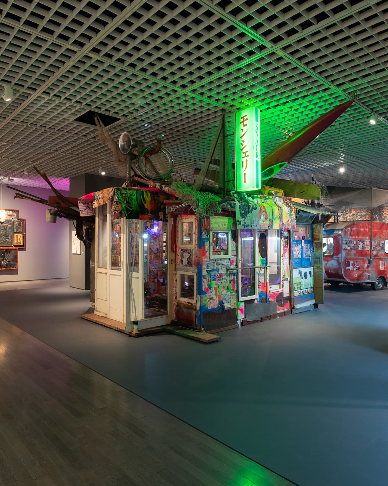 2012年の『ドクメンタ』（ドイツ・カッセル）で展示した《モンシェリー：スクラップ小屋としての自画像》（2012年）。「SNACK」という看板のとおり、地方都市のスナックのような立体作品。