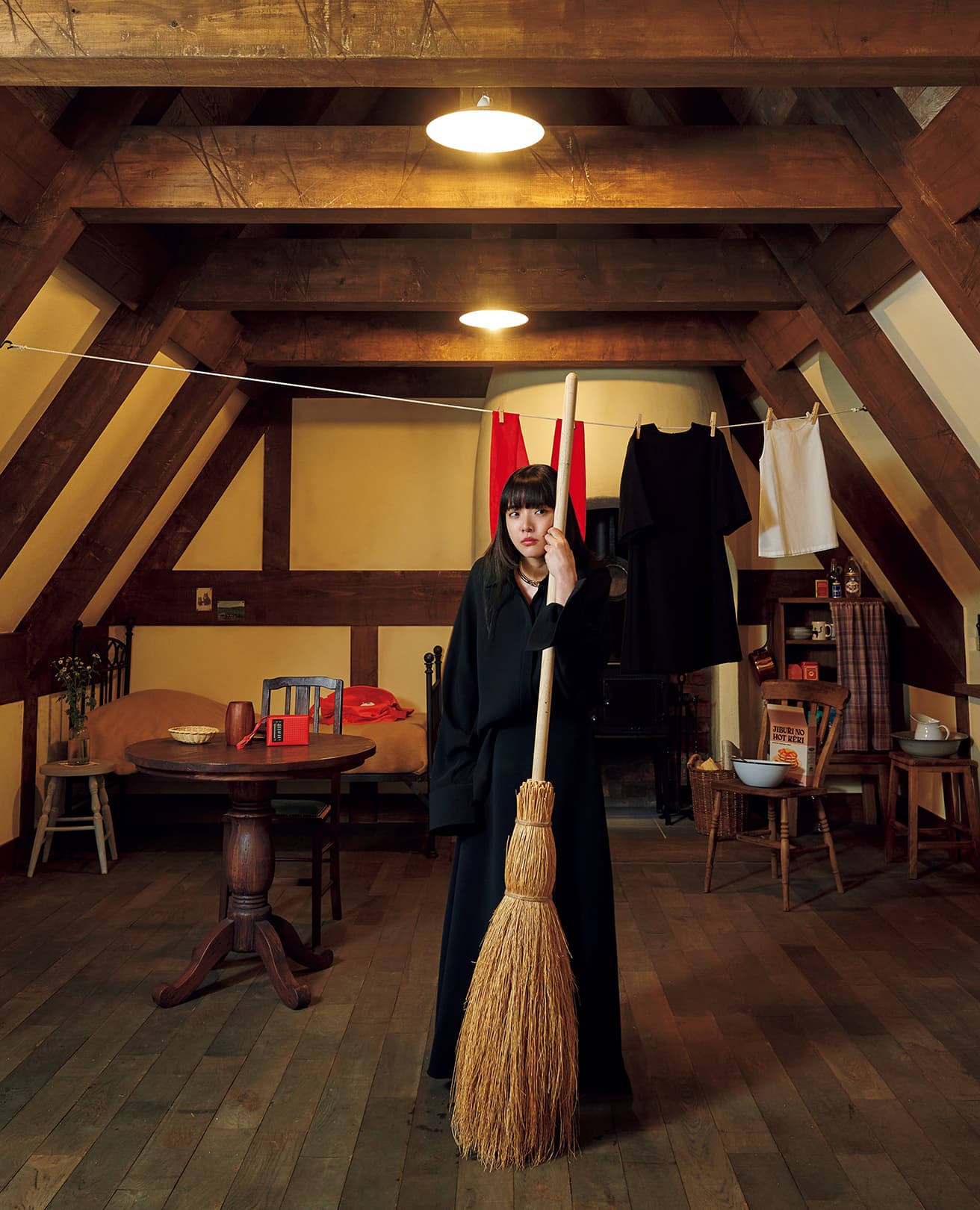 『魔女の宅急便』でキキとジジが寝泊まりする〈グーチョキパン屋〉の屋根裏部屋とあいみょんさん。