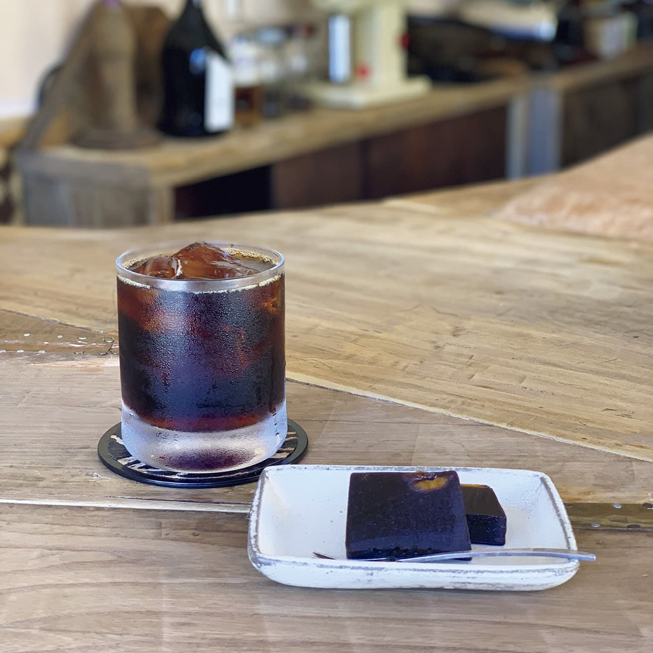 〈woven〉2021年3月に登場した小さな自家焙煎コーヒー店。「スパイスや果物を使った、コーヒーのための自家製羊羹がユニーク」（大和まこさん）。京都府京都市左京区岡崎西福ノ川町2-17 TEL なし。11時〜19時。日曜休。