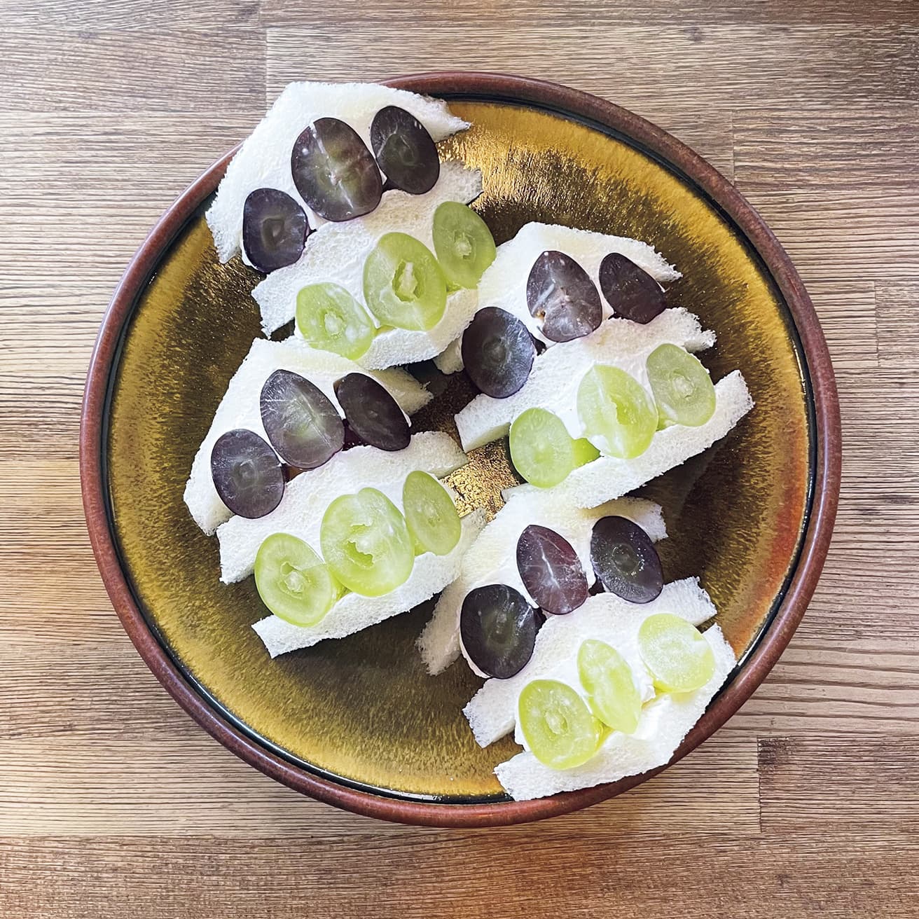 〈市川屋珈琲〉「コクのある自家焙煎コーヒーと共に季節のフルーツサンドを。初夏の白桃もおすすめ」（大和まこさん）。京都府京都市東山区渋谷通東大路西入ル鐘鋳町396-2 TEL 075 748 1354。8時〜17時。火曜、第2・第4水曜休。