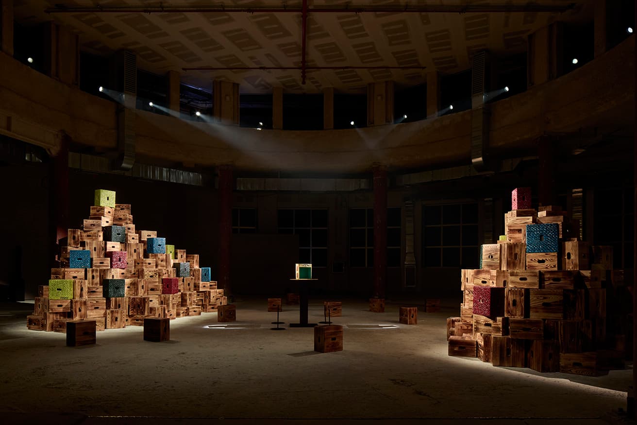 ル・コルビュジエの休暇小屋のある環境をイメージしたインスタレーション全景。中央に《LC14 タブレ》誕生の原点となったウイスキーボックス、両脇にカスタムエディションとリミテッドエディションが積まれた。