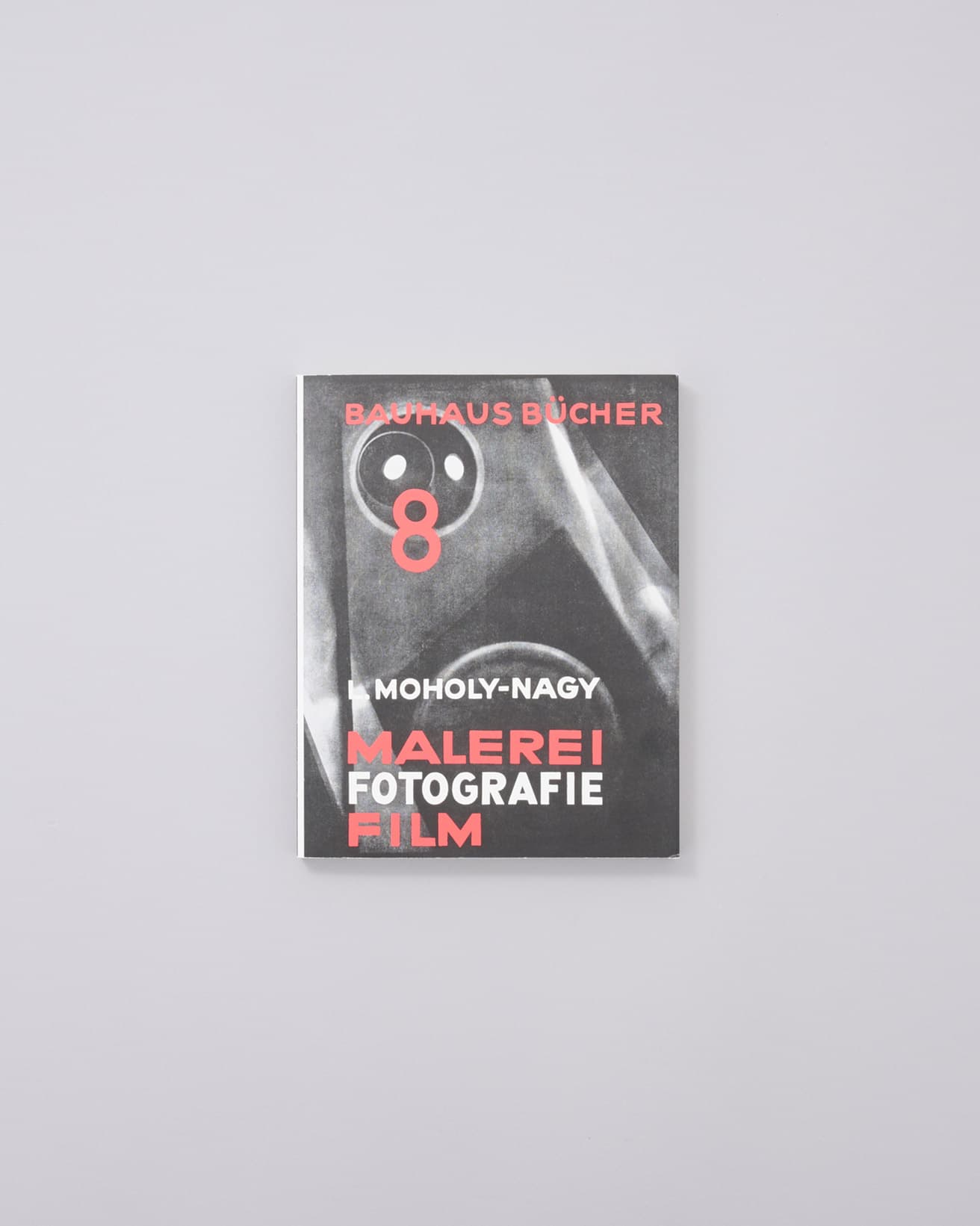 1925年に刊行された原書『絵画・写真・映画』の翻訳版。絵画と新しい視覚メディアとしての写真や映画との関係性を論じた、当時としては画期的な一冊。さまざまな技法を駆使した実験的作品も多数収録されている。『新装版 バウハウス叢書 8 絵画・写真・映画』L・モホリ＝ナギ著、利光功訳、中央公論美術出版 3,300円／2020年。