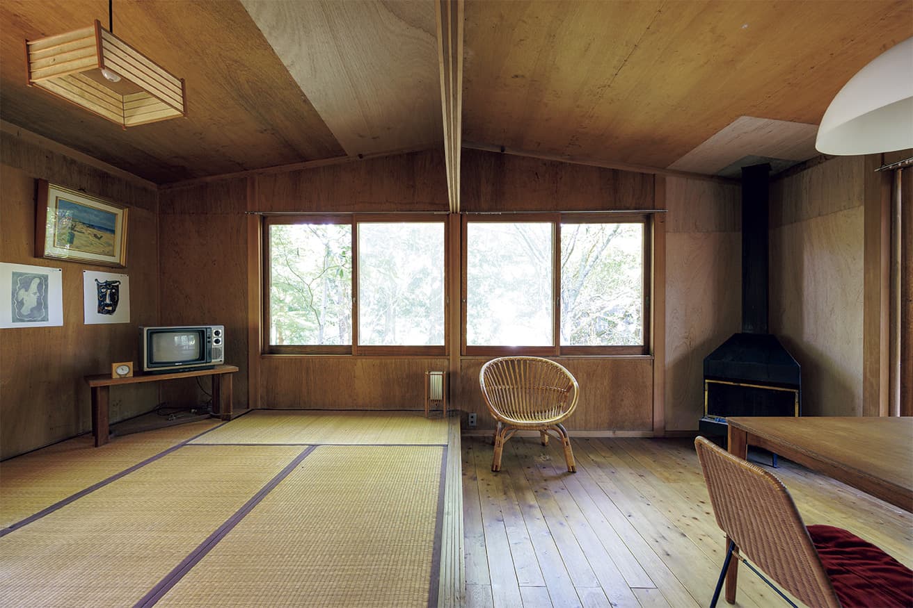 室内は中央から六畳間と板間の半々に。ラウンジチェアは剣持勇、南東の角には暖炉が備えられている。