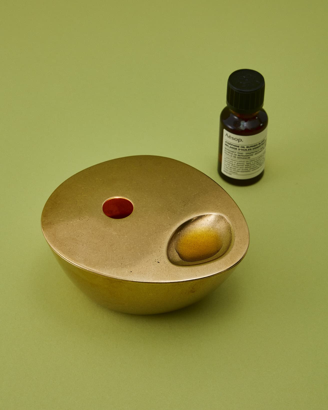 《ジョセフィーヌ オイルバーナーブレンド》はみずみずしい果実を思わせる香り。くぼみの部分にオイルバーナーブレンドを5～10滴ほど垂らして、香りを楽しむ。