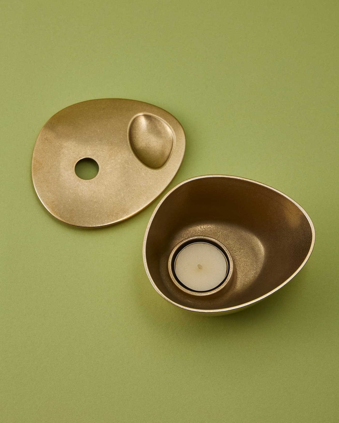 《ブラス オイルバーナー》は、市販のティーライトキャンドルをセットすることで使用可能。27,830円。