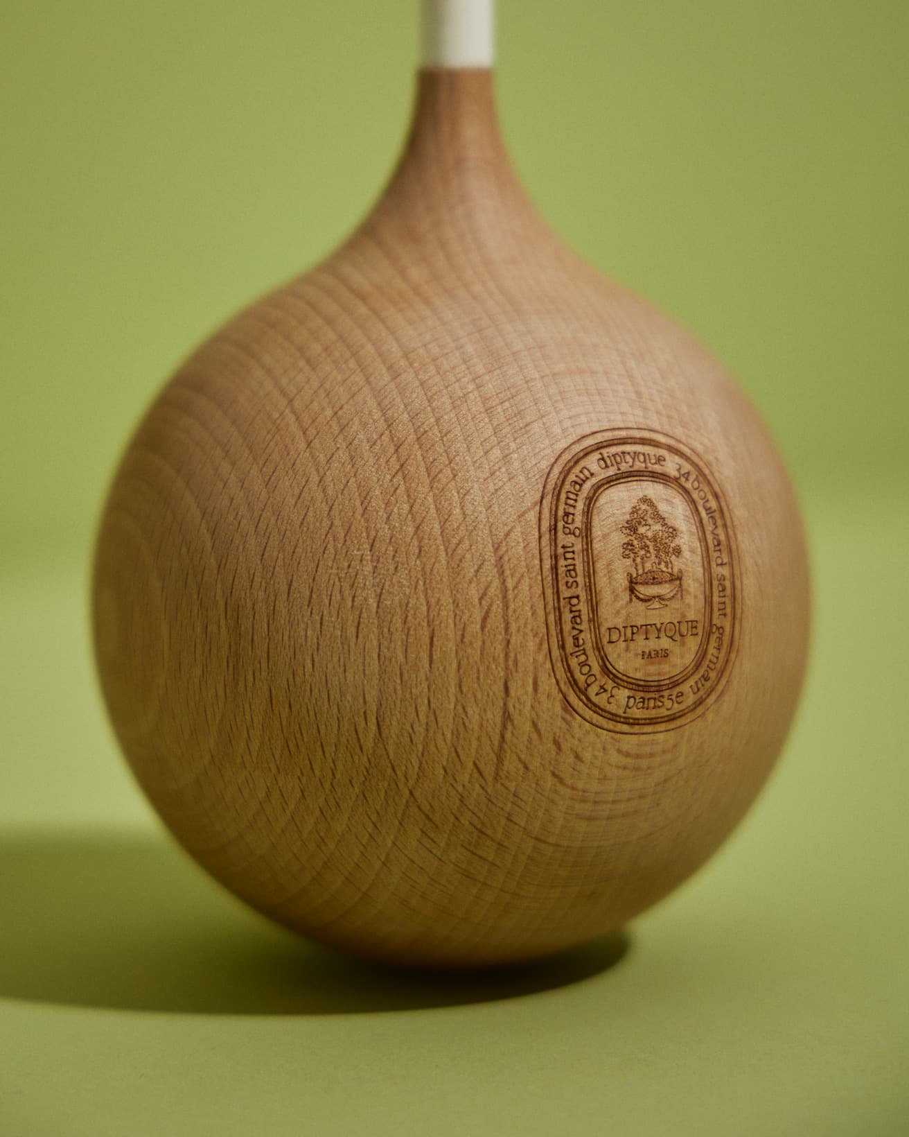 木目がキレイなベースには、おなじみのディプティックのロゴが浮かぶ。