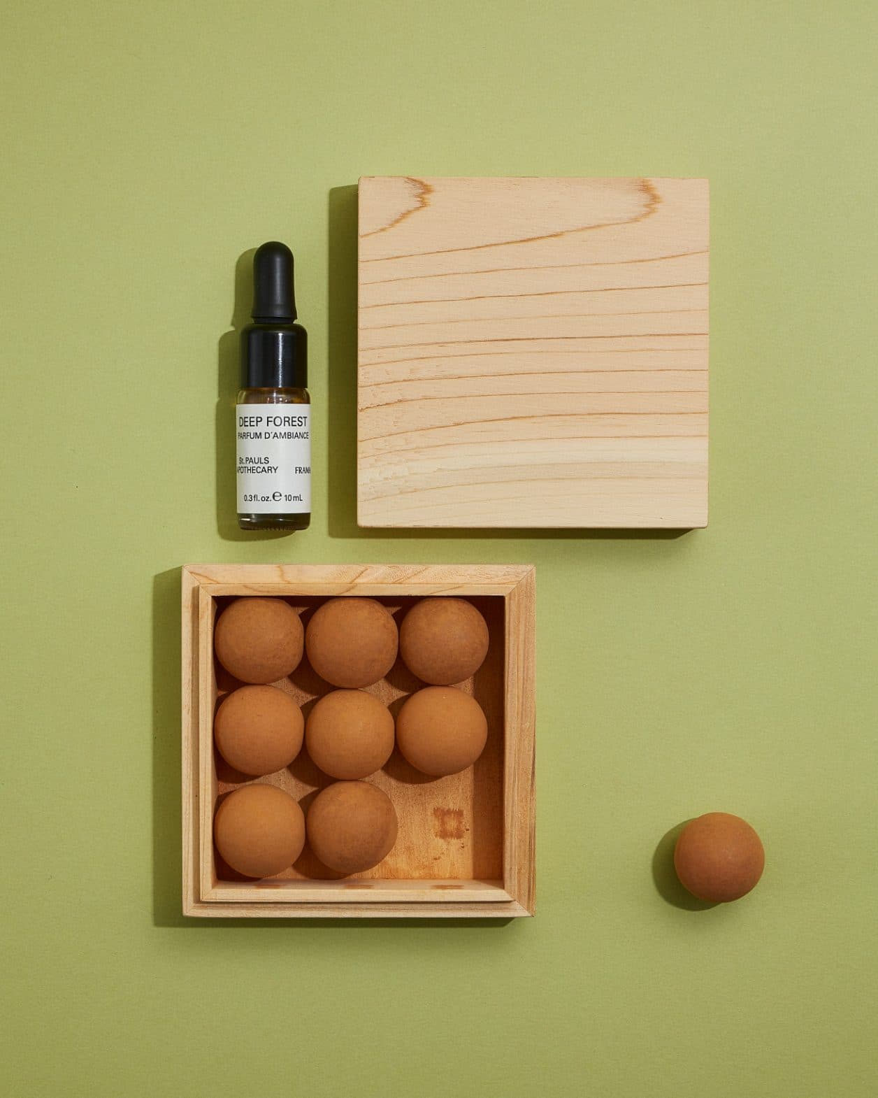 土のボールでできた〈FRAMA〉のルームディフューザー。永続的に使えて、調湿も。