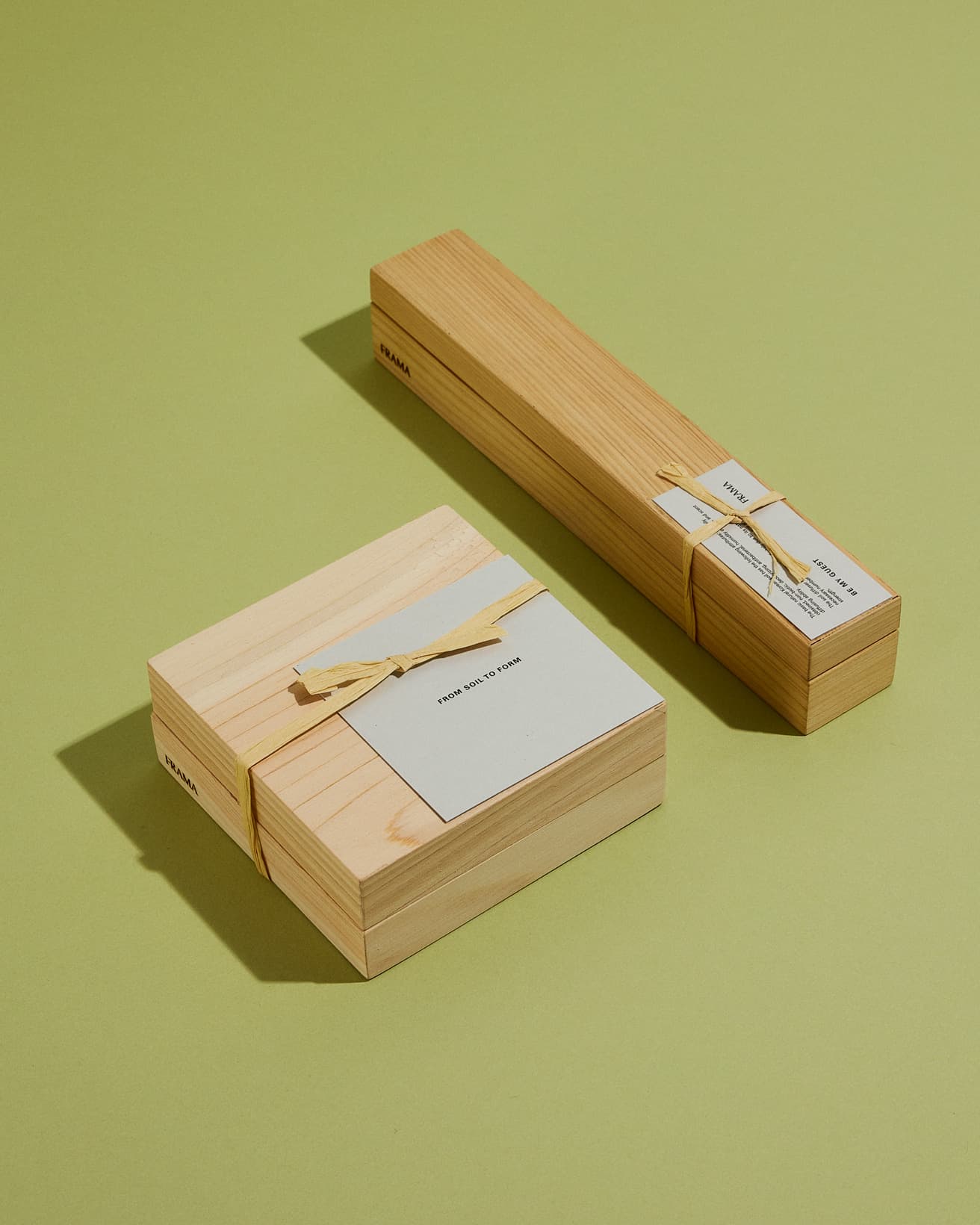 箱はパインウッド製で、閉じた姿も美しい。