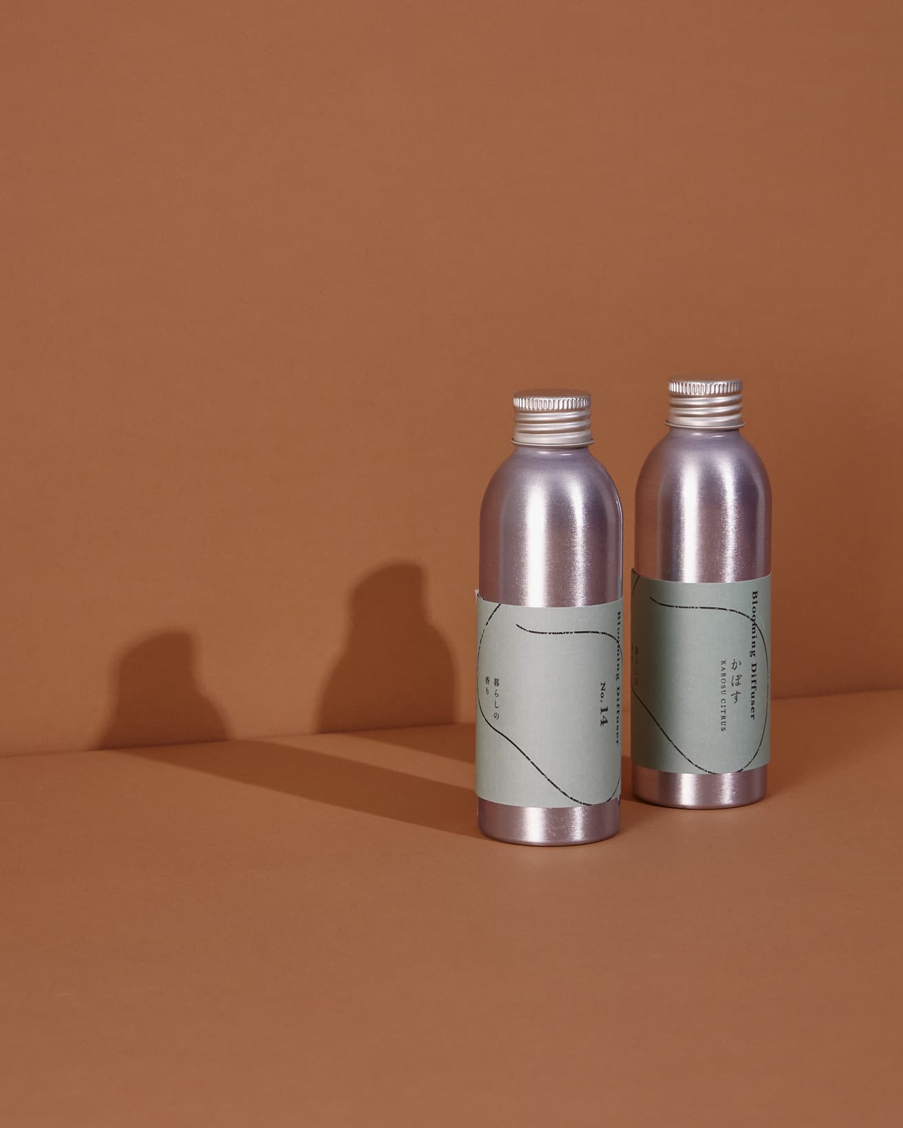 《ブルーミングディフューザー 液体香料 No.14》150ml  2,200円、《ブルーミングディフューザー 液体香料  かぼす》150ml 1,980円（季節限定）。