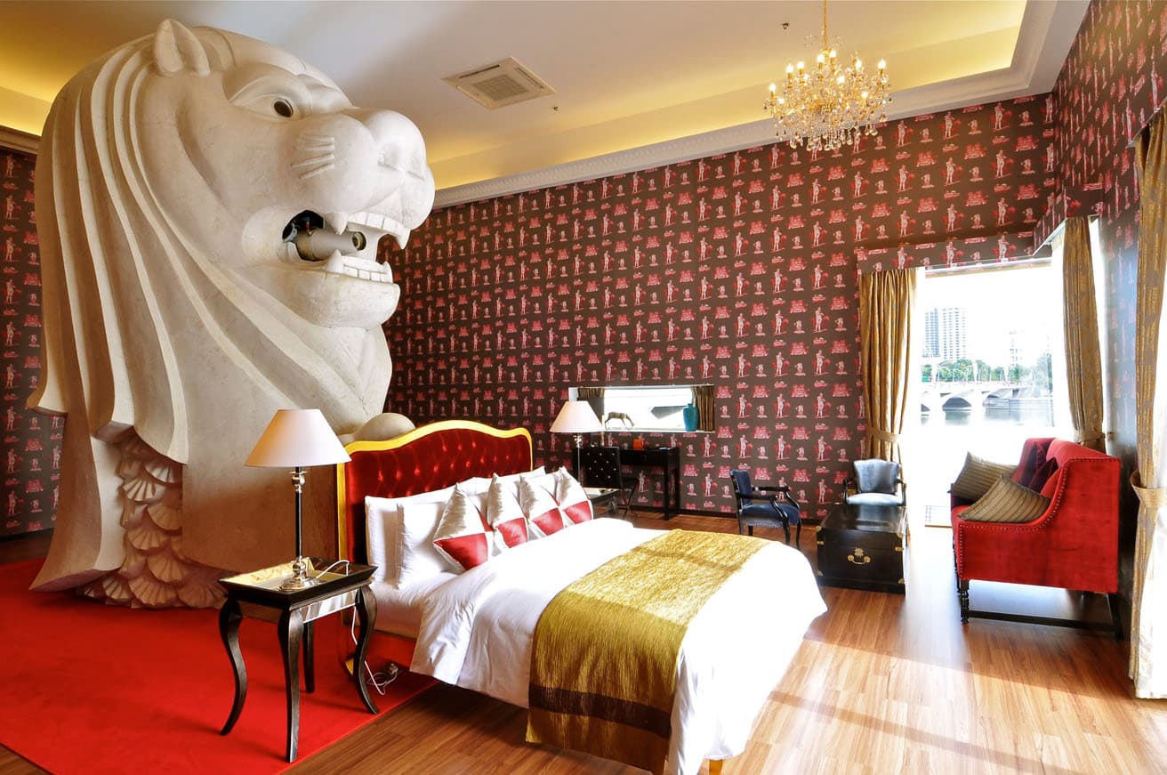 『シンガポールビエンナーレ 2011』でマーライオンを取り込んでホテルを建設した《The Merlion Hotel》。2ヶ月間、昼は無料で一般公開し、夜から朝にかけては実際のホテルのように泊まることができた。photo_Yosuke Hattori
