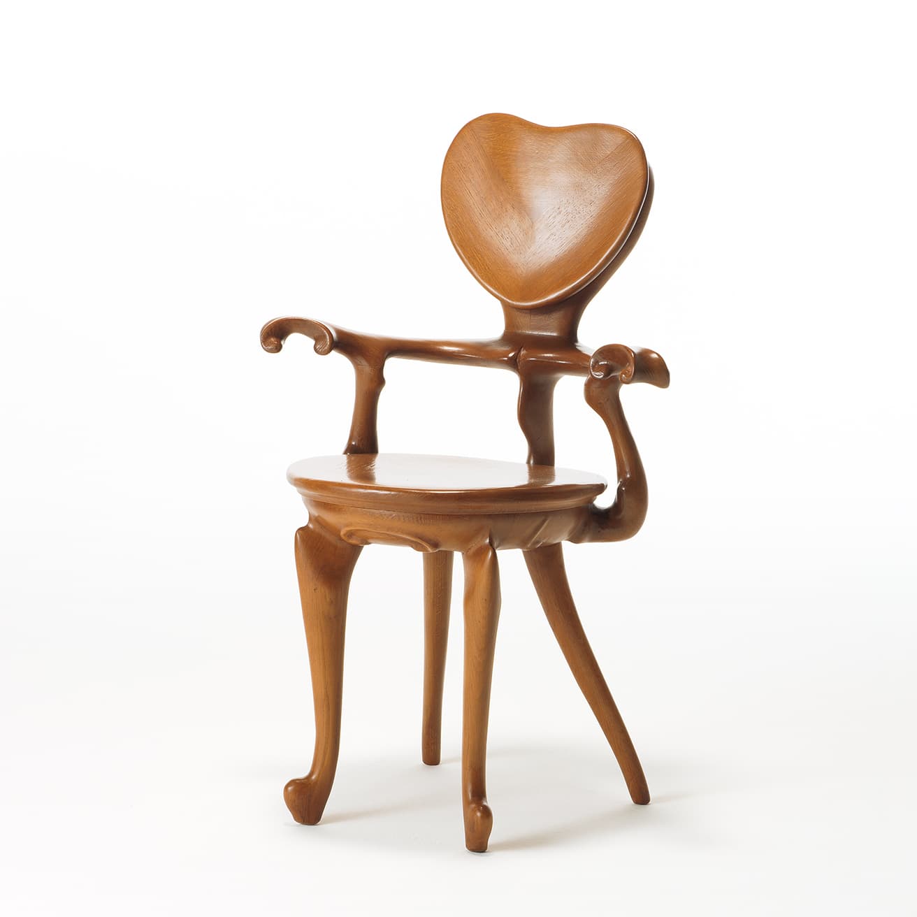 1章 20世紀の始まり／アールヌーボー(1900s)
産業革命以降の安価で粗悪な大量生産品に対し異を唱えたアーツ・アンド・クラフツ運動から新たなデザイン様式のアールヌーボーへと発展し、世界的に流行。20世紀のデザインが幕を開ける。

カーザ・カルヴェットのアームチェア（ca.1900）by アントニ・ガウディ
ガウディが〈カルヴェット邸〉とともにデザインした椅子。無垢材を削り出したパーツを組んだ椅子は細工や木材の表情で生命力みなぎる魅力を持つ。スペインではアールヌーボーに呼応し、モデルニスモ様式が発展した。