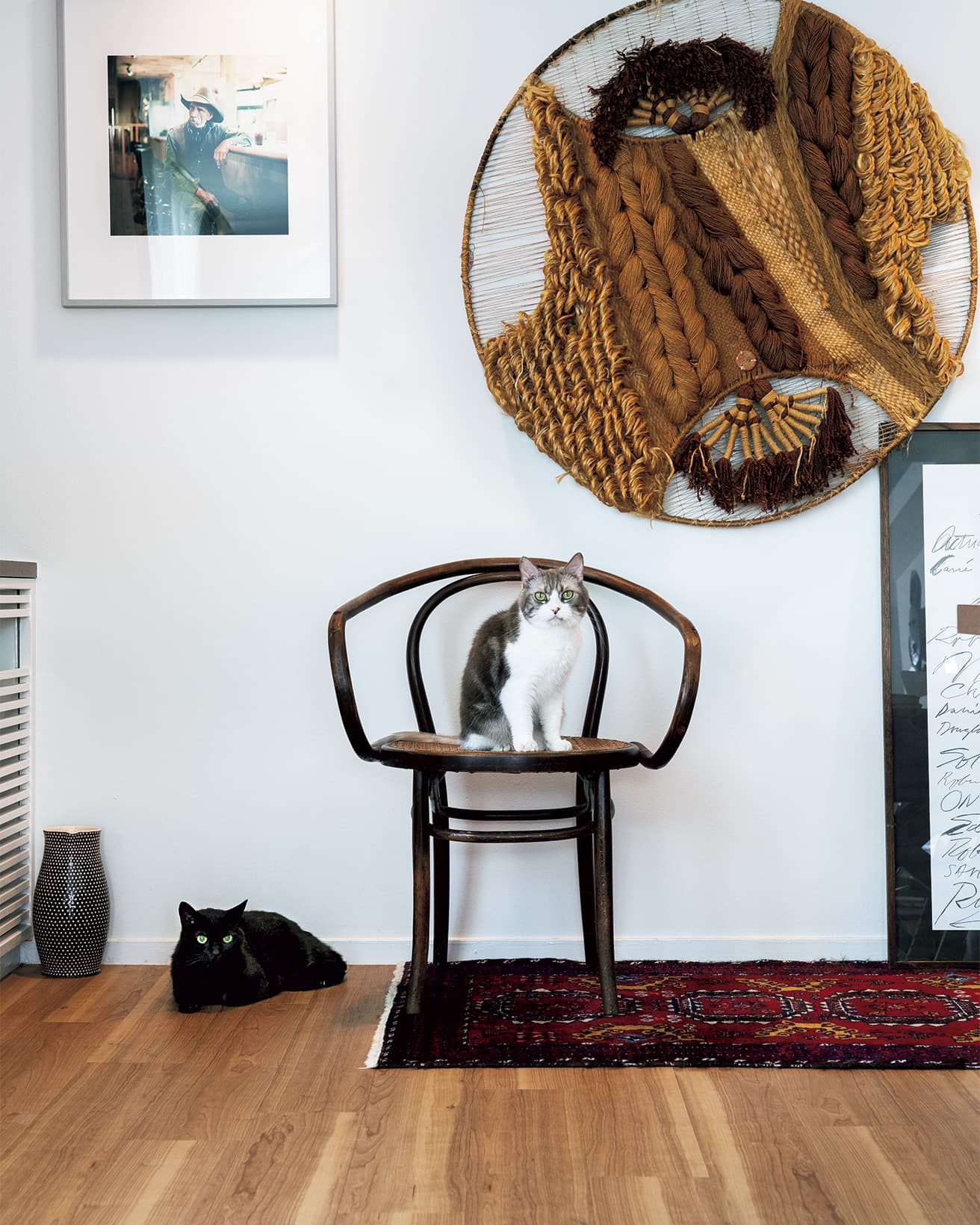 〈MARCOMONDE〉ディレクター・〈DRAWER〉アートディレクターである、角末有沙さんと池田充宏さんの部屋にて。