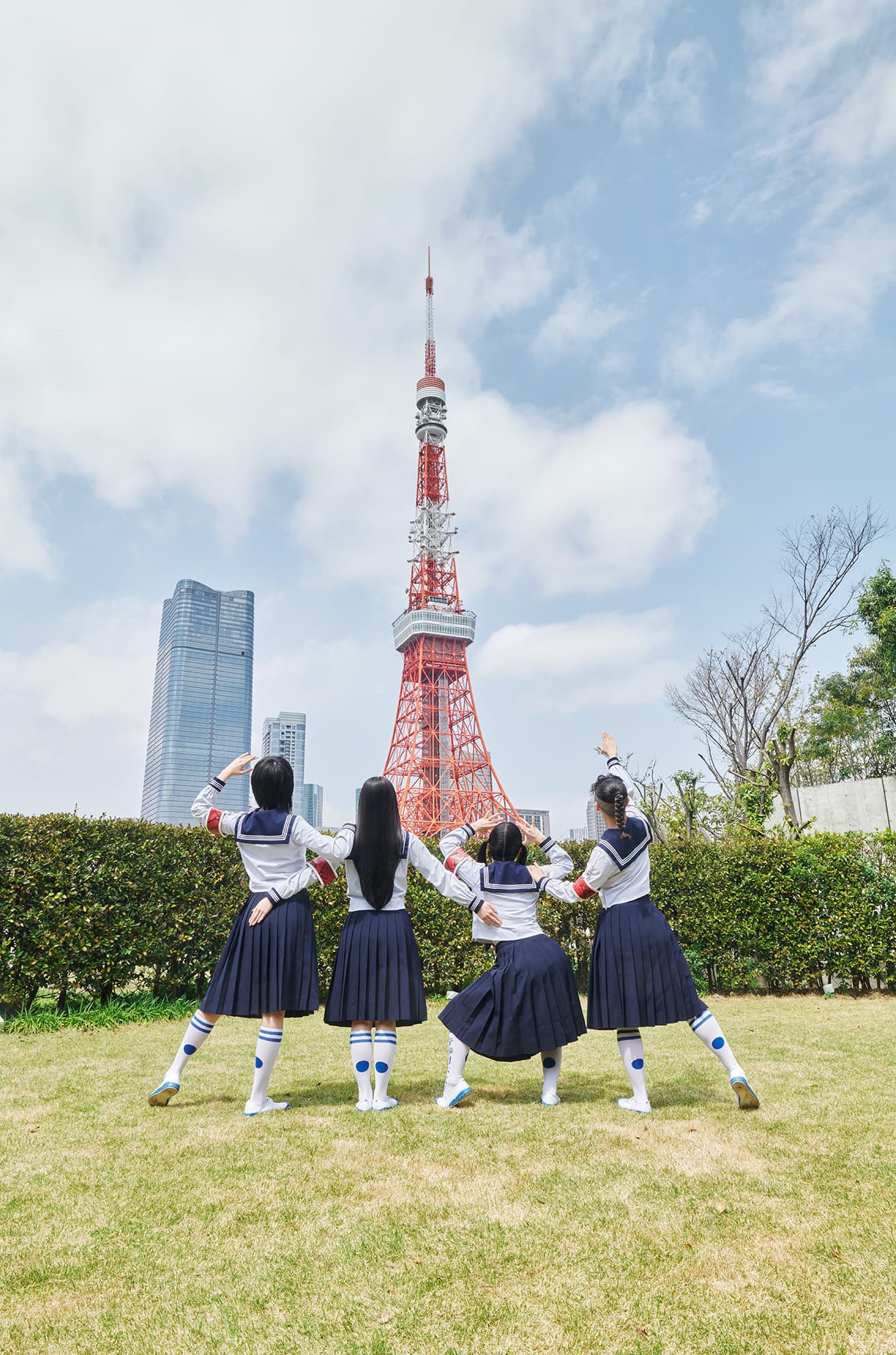 生垣の奥には〈プリンス芝公園〉があり、間近にそびえ立つ東京タワーを見ることができる。