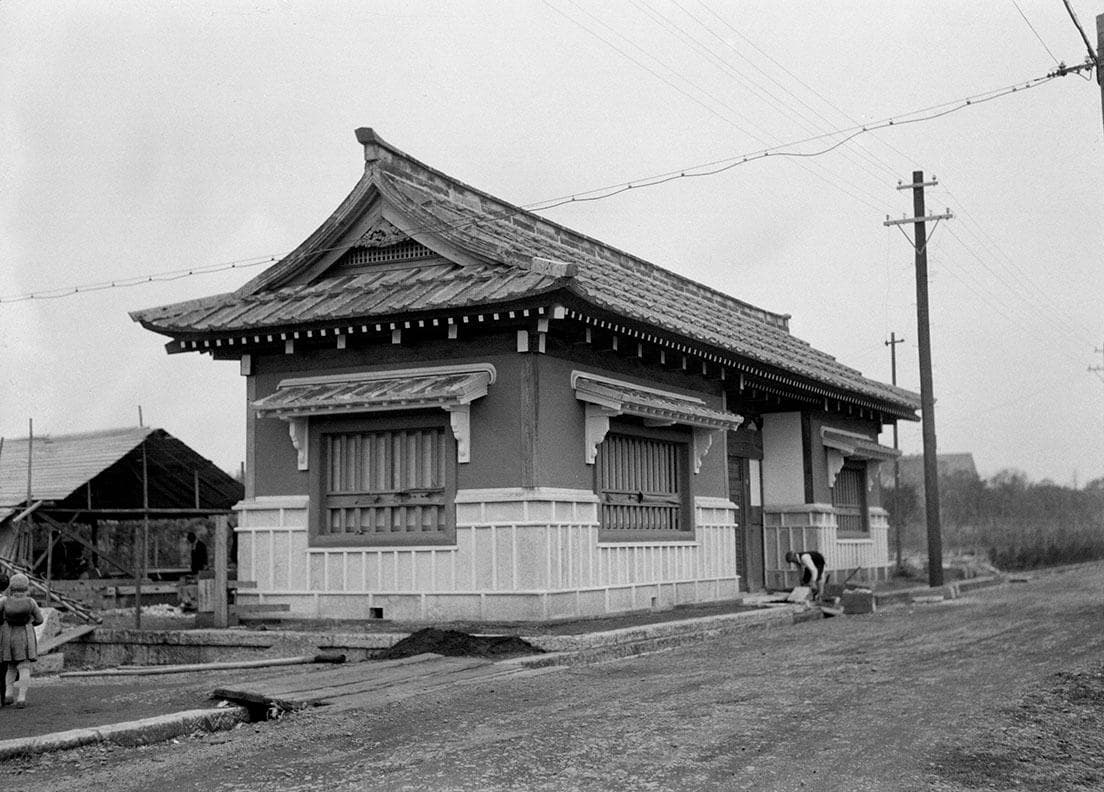 柳宗悦が創設した〈日本民藝館〉は1936年10月24日に開館した。写真は1936年4月1日当時の様子。　写真：毎日新聞社/アフロ