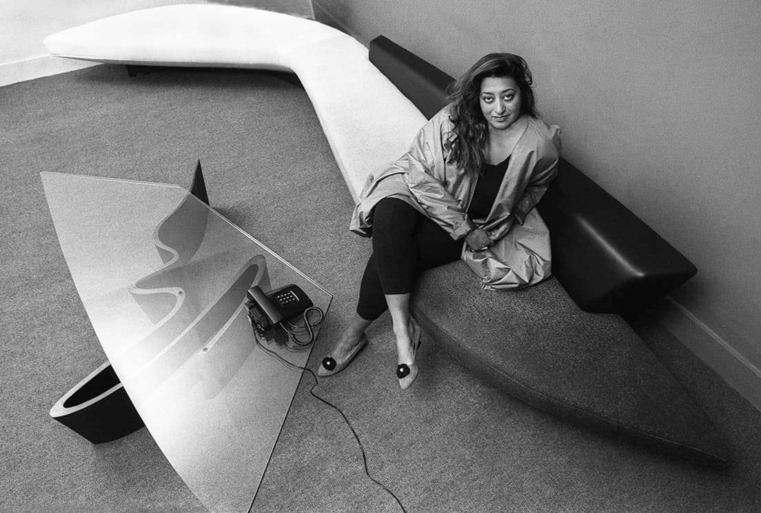 建築家、ザハ・ハディド（1985年）。自作のベンチとテーブルと。　photo_Christopher Pillitz / Getty Images