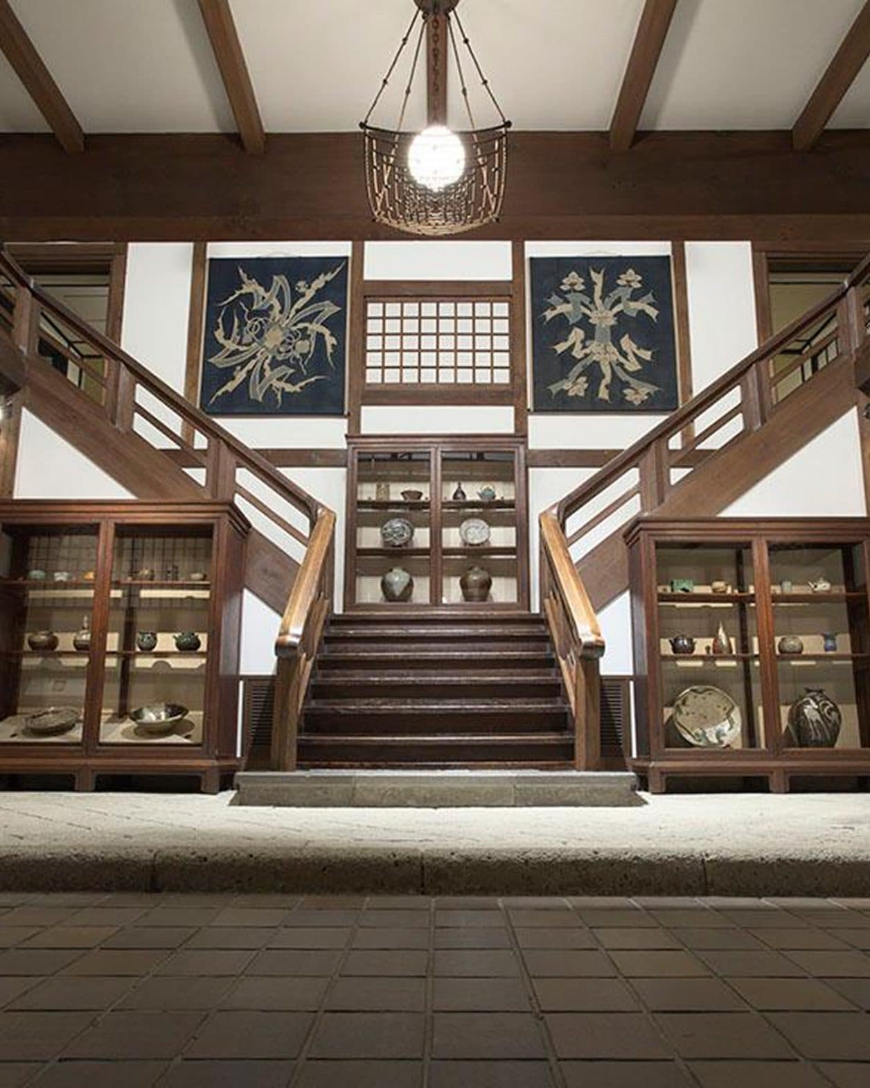 柳宗悦が創設した〈日本民藝館〉で現在、5代目館長を務めているのは誰でしょうか。【今日のカーサ検定】