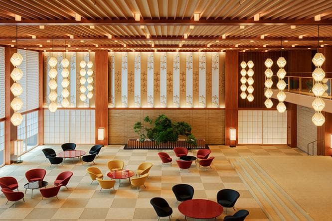 〈The Okura Tokyo〉ロビーのテーブルと椅子は、ある花を思わせるよう配置されていますが、その花とは？