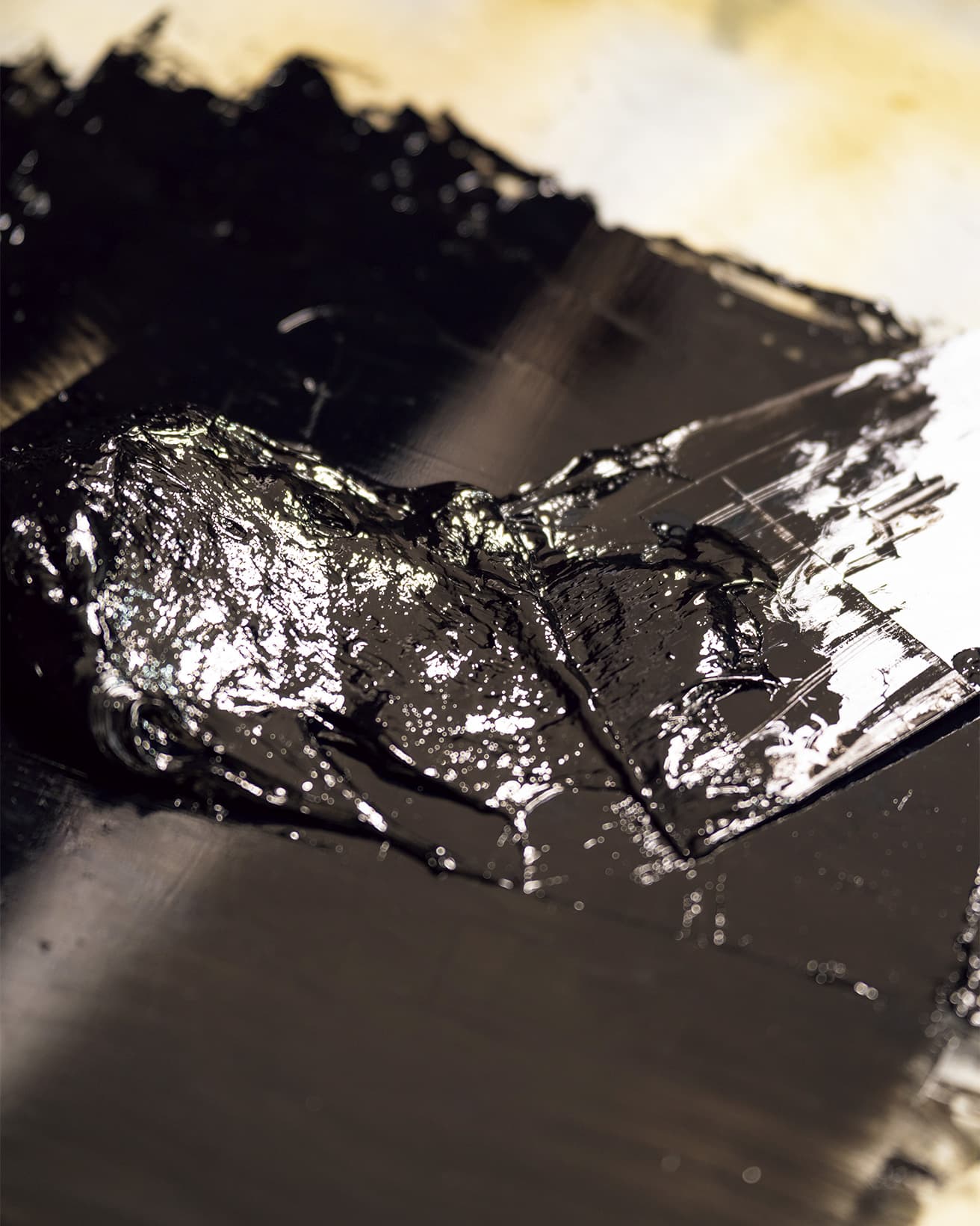 使用する顔料インキ。塗り重ねによる質量を感じるほど、こっくりとした色の厚みが表現できる。カードの縁に描かれた鉛筆書きのサインも緻密に表現。