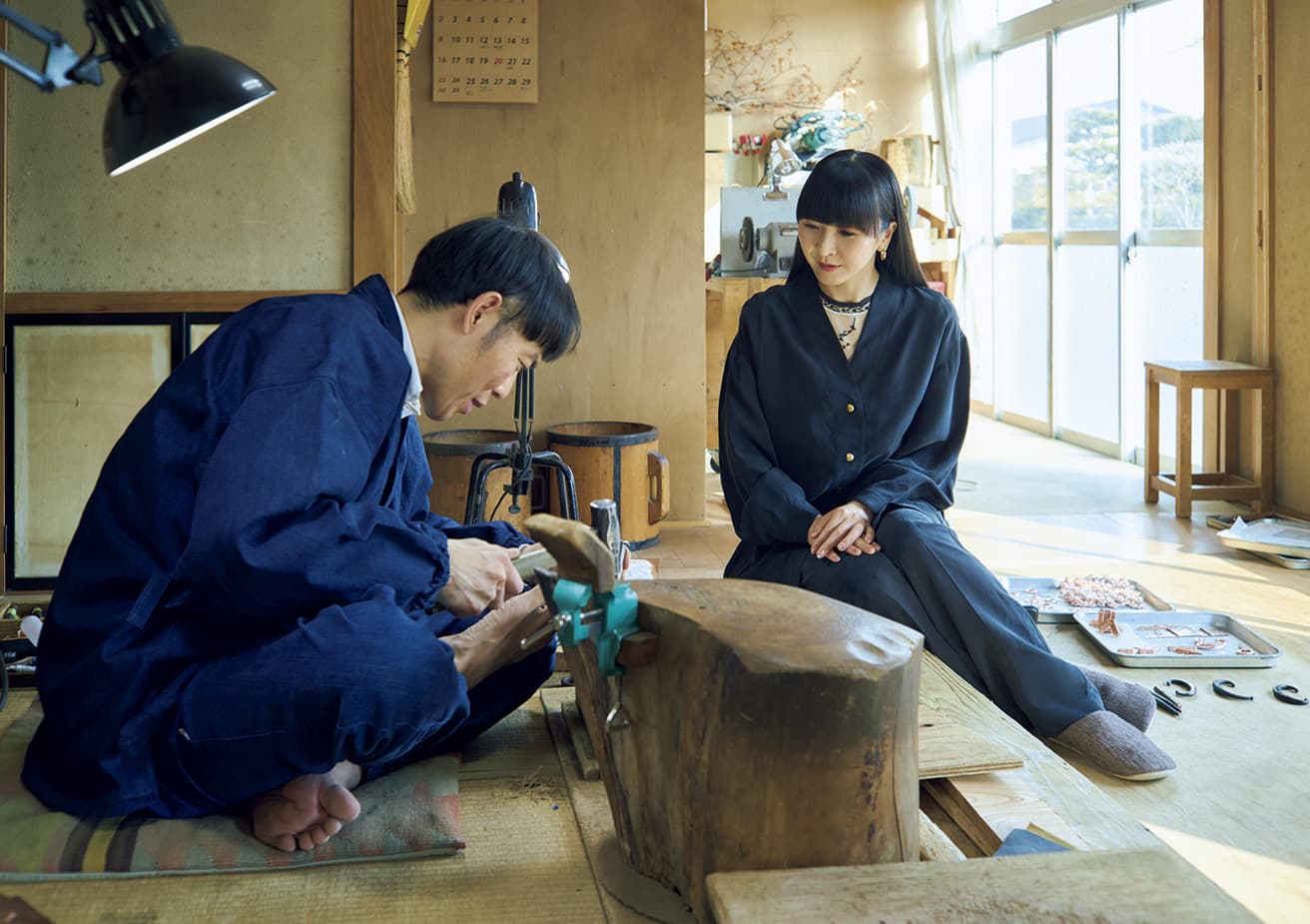 彫金手打金具の職人、小田俊直さんの工房で。伊達藩にルーツを持つ「仙台箪笥」。その正面に取り付ける錠前金具作りを見学。「こんなに精巧な細工が、全部手で作られるなんて驚きです」とかしゆか店主。