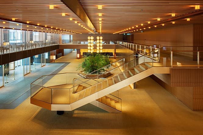 〈The Okura Tokyo〉ロビーの中二階には、ある理由から高さの異なる2本の手すりが。その理由とは？